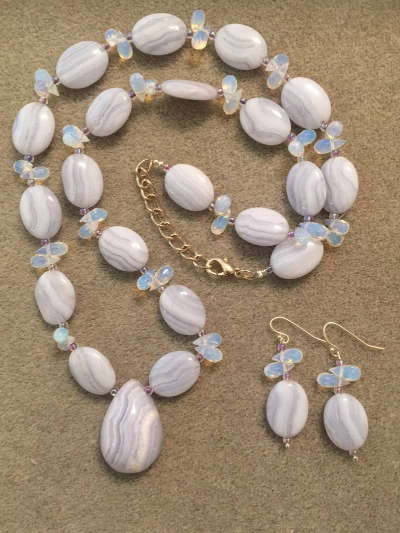 Set Aus Blauer Achat Kette Und Ohrringen Mit Opalquarz Tropfen Set Aus Blauer Achat Kette Und Ohrringen Mit Opalquarz Tropfen von JuliaBead