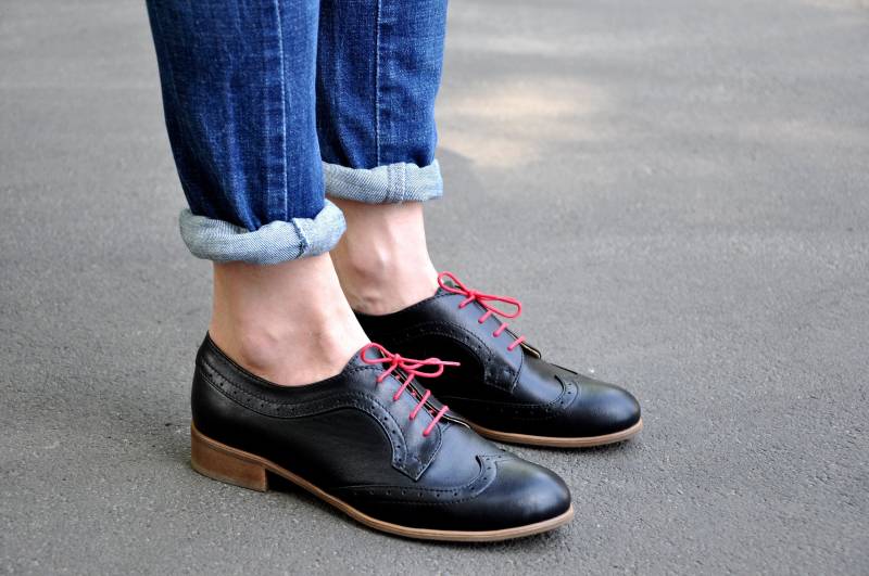 Astoria - Handgefertigte Leder Oxford Brogues, Damen Schnürschuhe in Schwarz von JuliaBoShoes