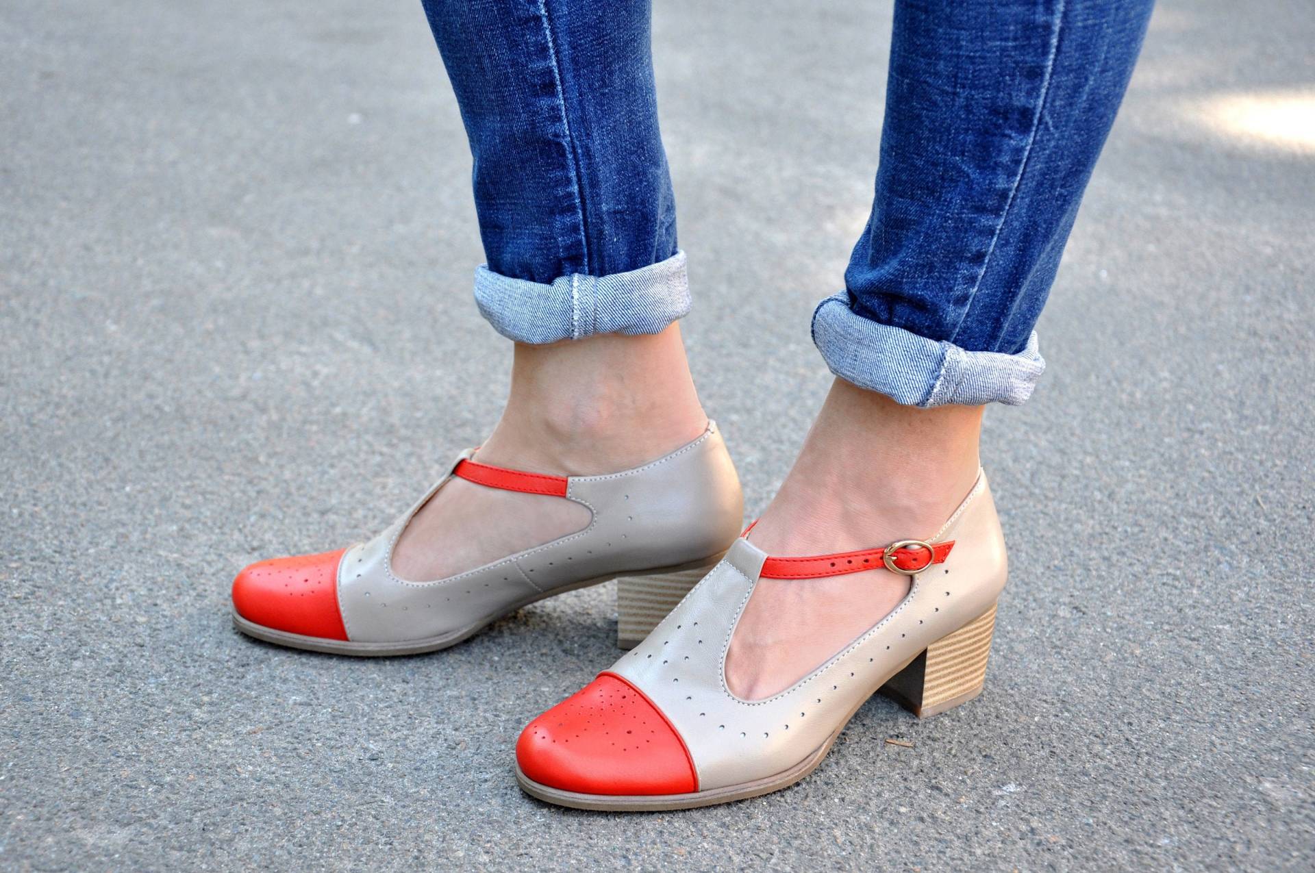 Handgefertigte Beige Leder Mary Jane Pumps - Rote Akzente, Blockabsatz von JuliaBoShoes