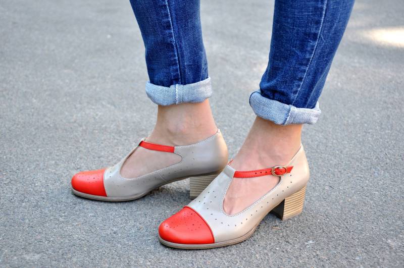 Handgefertigte Beige Leder Mary Jane Pumps - Rote Akzente, Blockabsatz von JuliaBoShoes