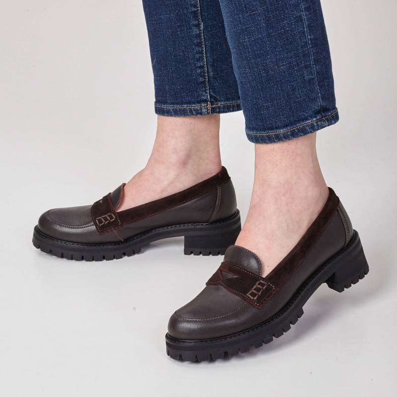 Richmond - Braune Penny Loafers Für Damen Mit Wildleder-Vamp Und Klobigen Sohlen, Damenleder Slip-On-Schuhe, Vollständig Handgefertigt Anpassbar von JuliaBoShoes