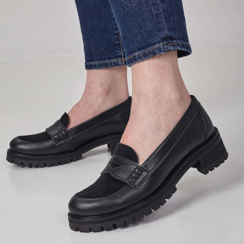 Richmond - Schwarze Penny Loafers Für Damen Mit Wildlederschürze Und Klobigen Sohlen, Handgefertigt Anpassbar von JuliaBoShoes