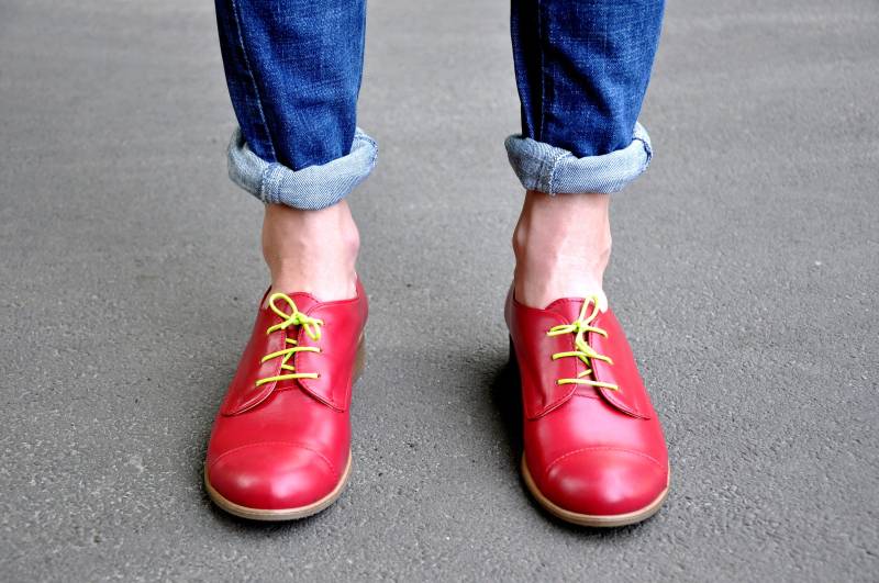 Vernon - Damen Rote Lederschuhe, Cap Toe Oxford Schuhe Mit Beigen Sohlen Und Runden Zehen, Handgefertigt Anpassbar von JuliaBoShoes