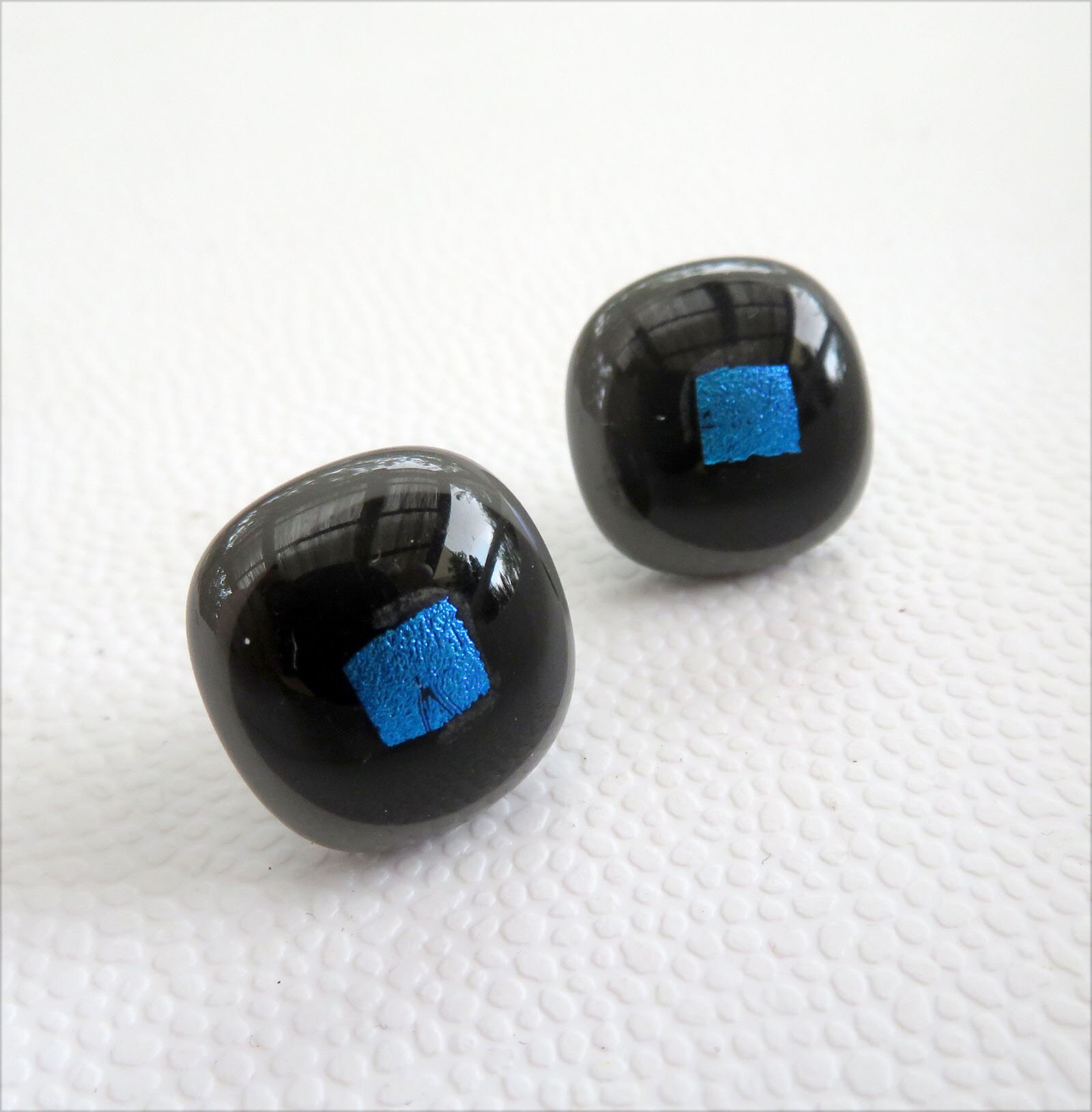 Verschmolzene Glas Ohrstecker Schwarz Grau Mit Blauer Iridiszenter Funke Verschmolzene Glas Ohrstecker Schwarz Grau Mit Blauer Iridiszenter Funke von JuliaFusedGlass