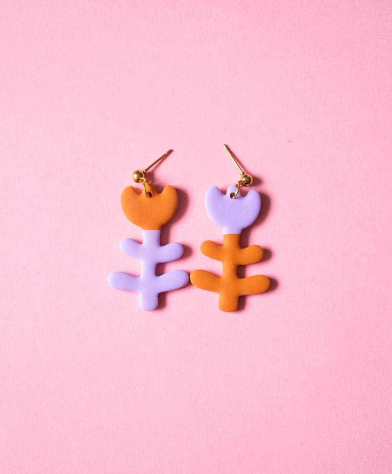Pendientes De Flores Asimétricas A Mano Con Arcilla Polimericajoyas Delicadas Y Originales von JuliaHacecosas