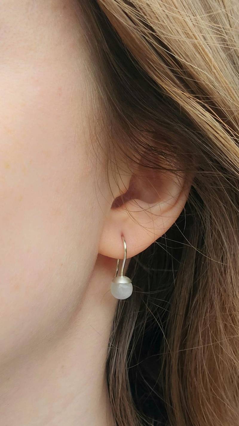 Mini-Ohrhänger "Drops' Mit Regenbogenmondstein von JuliaIsabellBaeumer