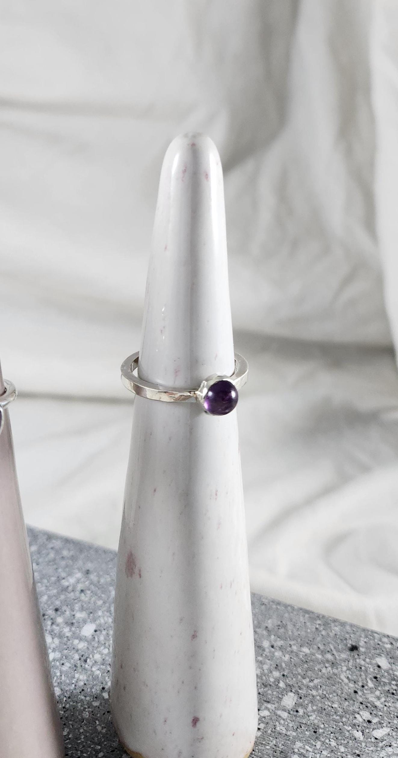 Mini-Ring "Drops' Mit Amethyst von JuliaIsabellBaeumer