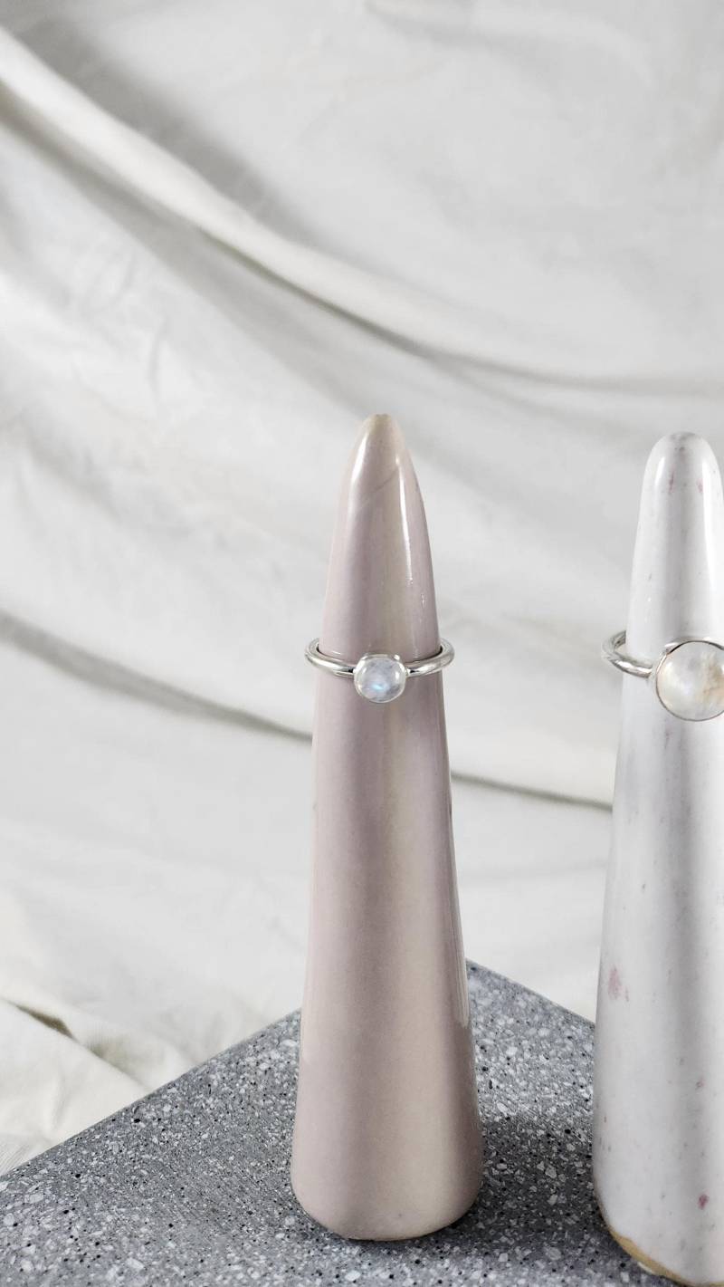 Mini-Ring "Drops' Mit Regenbogenmondstein von JuliaIsabellBaeumer