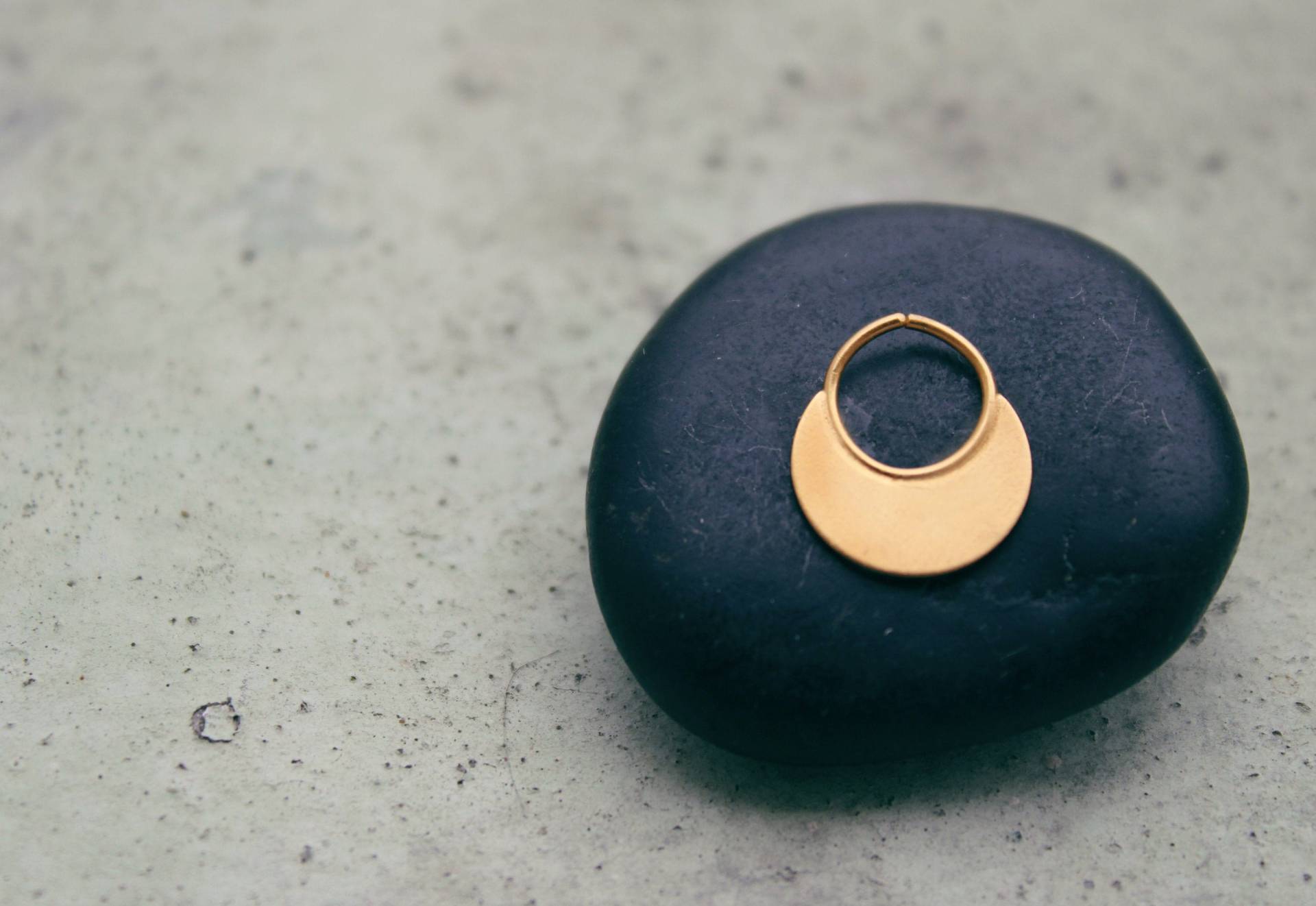 Ohrring Golden/ Steckpiercing von JuliaJaegerDESIGN