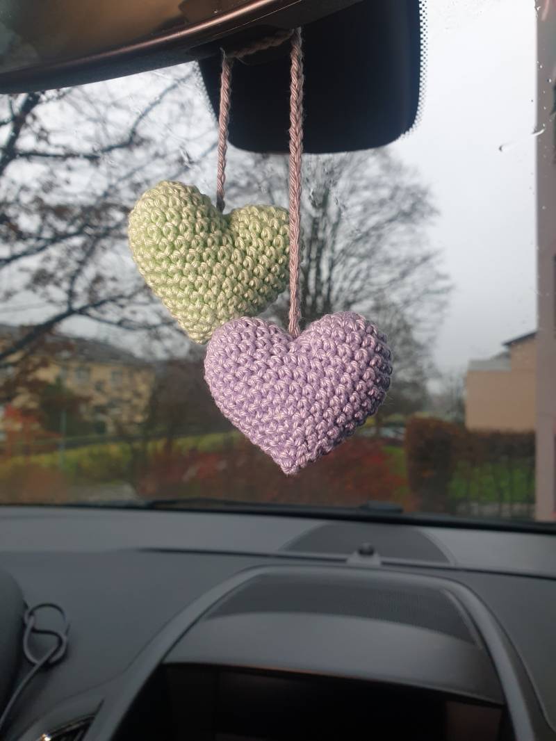 Autoanhänger Mit Gehäkelten Herzen | Rückspiegel-Deko in Flieder & Pastellgrün Handgemachtes Auto-Accessoire Geschenkidee Für Autofans Autoanhänger Mit Gehäkelten Herzen | Rückspiegel-Deko in Flieder & Pastellgrün Handgemachtes Auto-Accessoire Geschenkidee Für Autofans von JuliaKonstanzDe