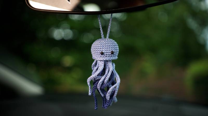 Handgemachte Gehäkelte Qualle - Amigurumi Auto-Deko, Auto Rückfahrtzubehör, Maritimes Geschenk Handgemachte Gehäkelte Qualle - Amigurumi Auto-Deko, Auto Rückfahrtzubehör, Maritimes Geschenk von JuliaKonstanzDe