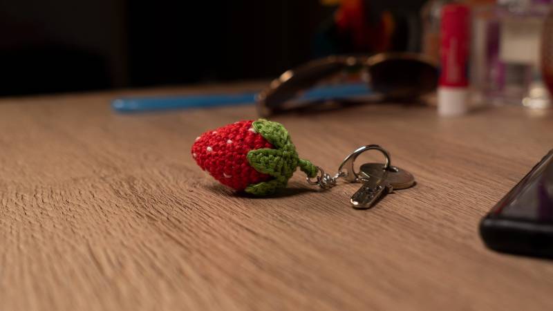 Handgemachte Gehäkelte Erdbeere - Amigurumi Schlüsselanhänger, Taschenanhänger, Geschenkidee Handgemachte Gehäkelte Erdbeere - Amigurumi Schlüsselanhänger, Taschenanhänger, Geschenkidee von JuliaKonstanzDe