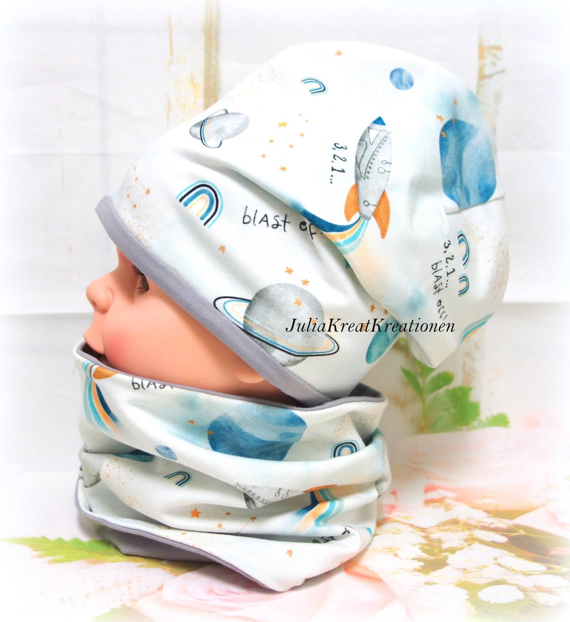 Weltall Raketen Beanie Mütze Loop 2Er Set Planeten Wunschgröße Grau Weiß Handarbeit Weltall Raketen Beanie Mütze Loop 2Er Set Planeten Wunschgröße Grau Weiß Handarbeit von JuliaKreatKreationen