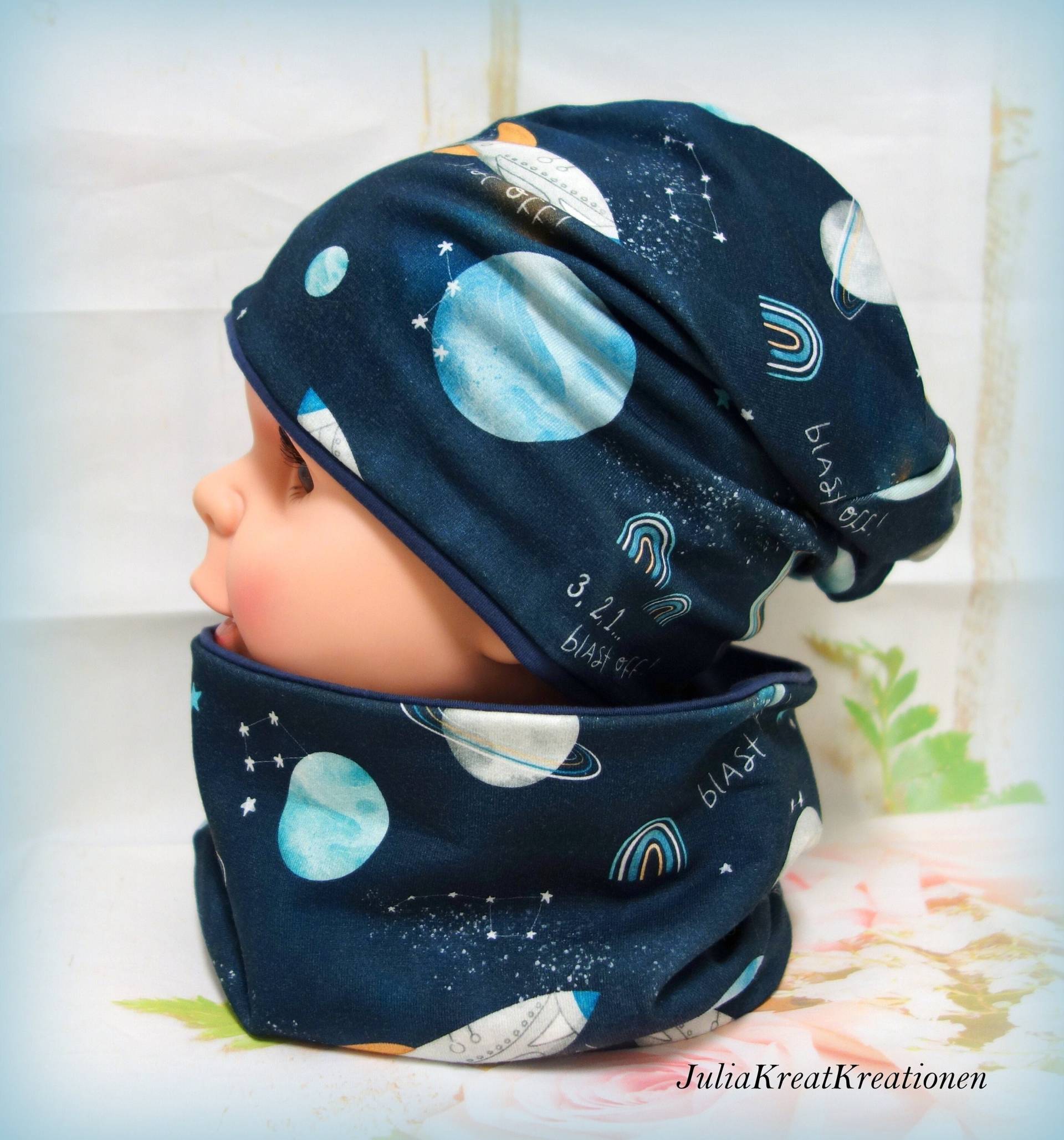 Weltall Raketen Beanie Mütze Loop Set Planeten Weltall Raketen Wunschgröße Grau Blau Wendemütze Weltall Raketen Beanie Mütze Loop Set Planeten Weltall Raketen Wunschgröße Grau Blau Wendemütze von JuliaKreatKreationen