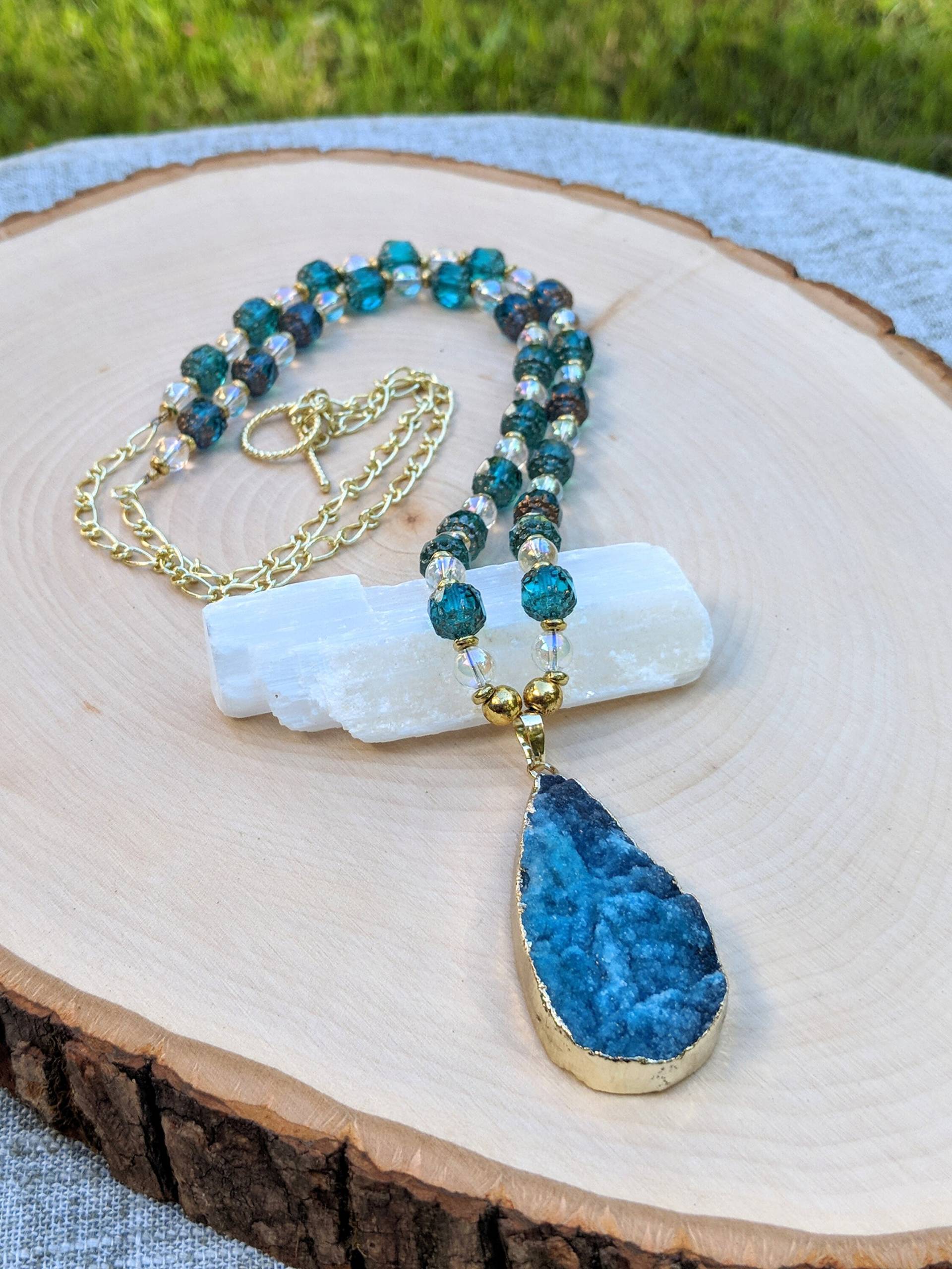 Aqua Quarz Druzy Halskette & Ohrringe Set | Lange 30-Zoll Perlenkette Mit Aquafarbenen Und Weißen Glasperlen, Goldenen Akzenten Aqua Quarz Druzy Halskette & Ohrringe Set | Lange 30-Zoll Perlenkette Mit Aquafarbenen Und Weißen Glasperlen, Goldenen Akzenten von JuliaKristineDesigns