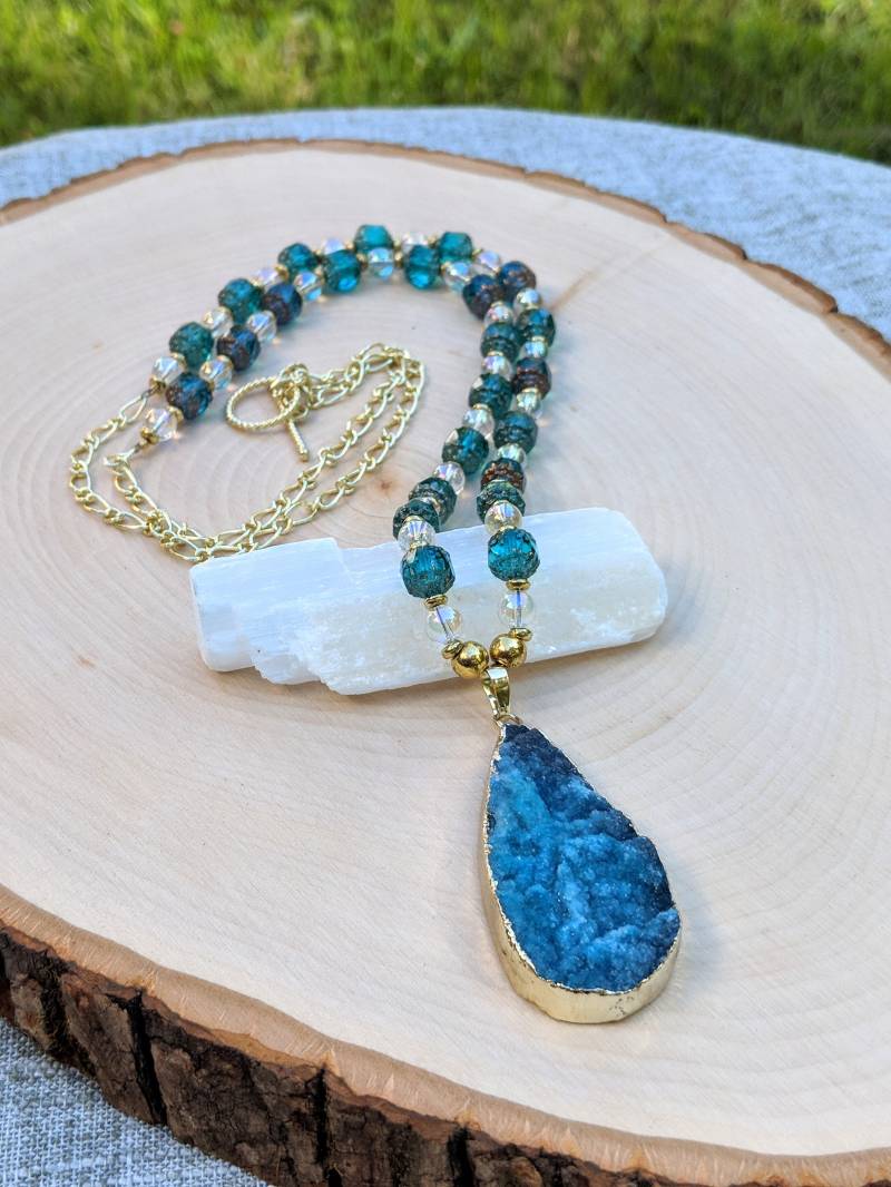 Aqua Quarz Druzy Halskette & Ohrringe Set | Lange 30-Zoll Perlenkette Mit Aquafarbenen Und Weißen Glasperlen, Goldenen Akzenten von JuliaKristineDesigns