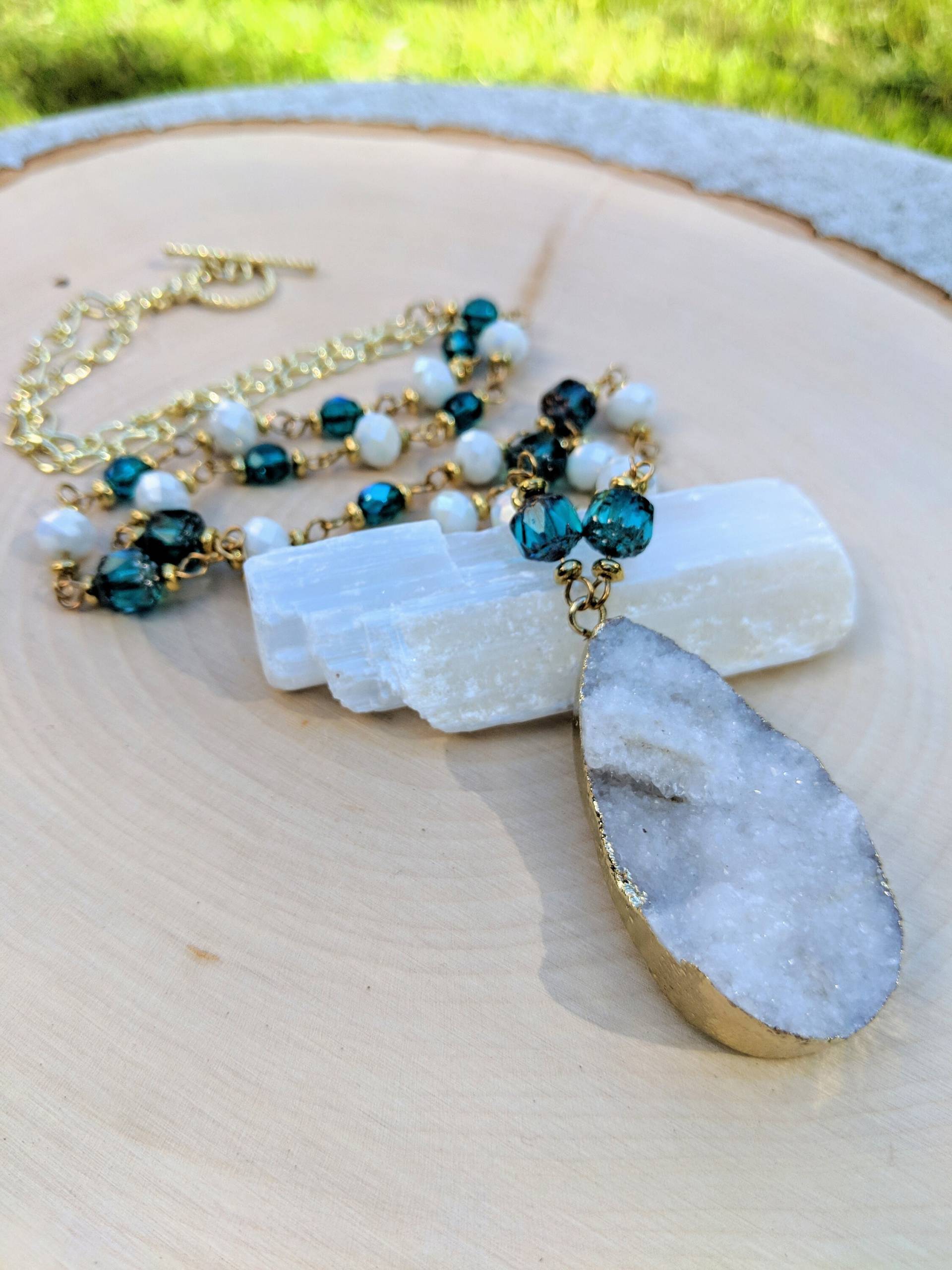 Weisse Quarz Druzy Halskette Mit Ohrringen | 30-Zoll-Perlenhalskette Türkisfarbenen Und Weißen Perlen Goldenen Akzenten Weisse Quarz Druzy Halskette Mit Ohrringen | 30-Zoll-Perlenhalskette Türkisfarbenen Und Weißen Perlen Goldenen Akzenten von JuliaKristineDesigns