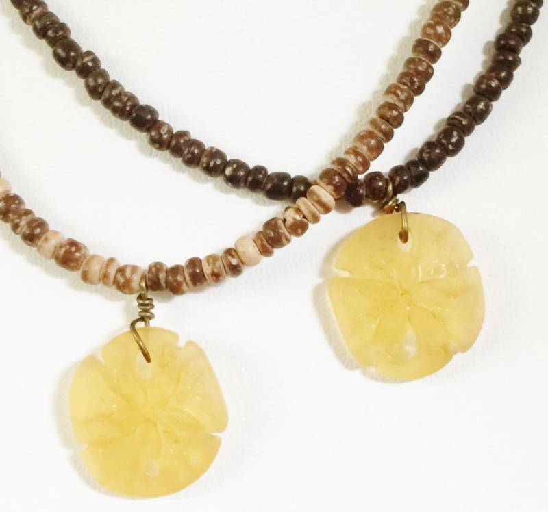 Blass Gelb Seeglas Sand Dollar Halsreifen von JuliaLeesEtsyShop