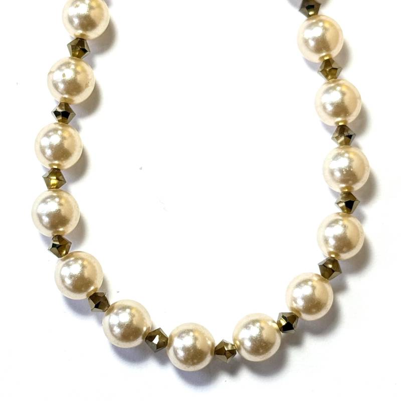 Elegante Creme Glasperlenkette Mit Funkelnden Gold Swarovski Kristallen Von Julia Lee von JuliaLeesEtsyShop