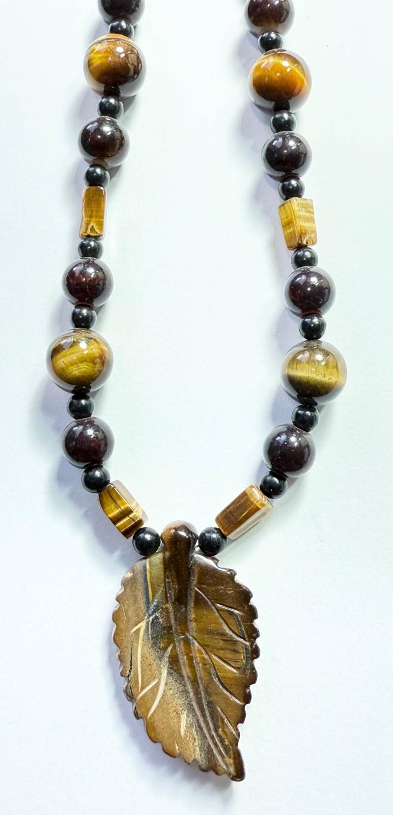 Handgefertigte Julia Lee Designer Halskette Geschnitzter Tigerauge Blatt Edelstein Anhänger, Unisex Schmuck von JuliaLeesEtsyShop