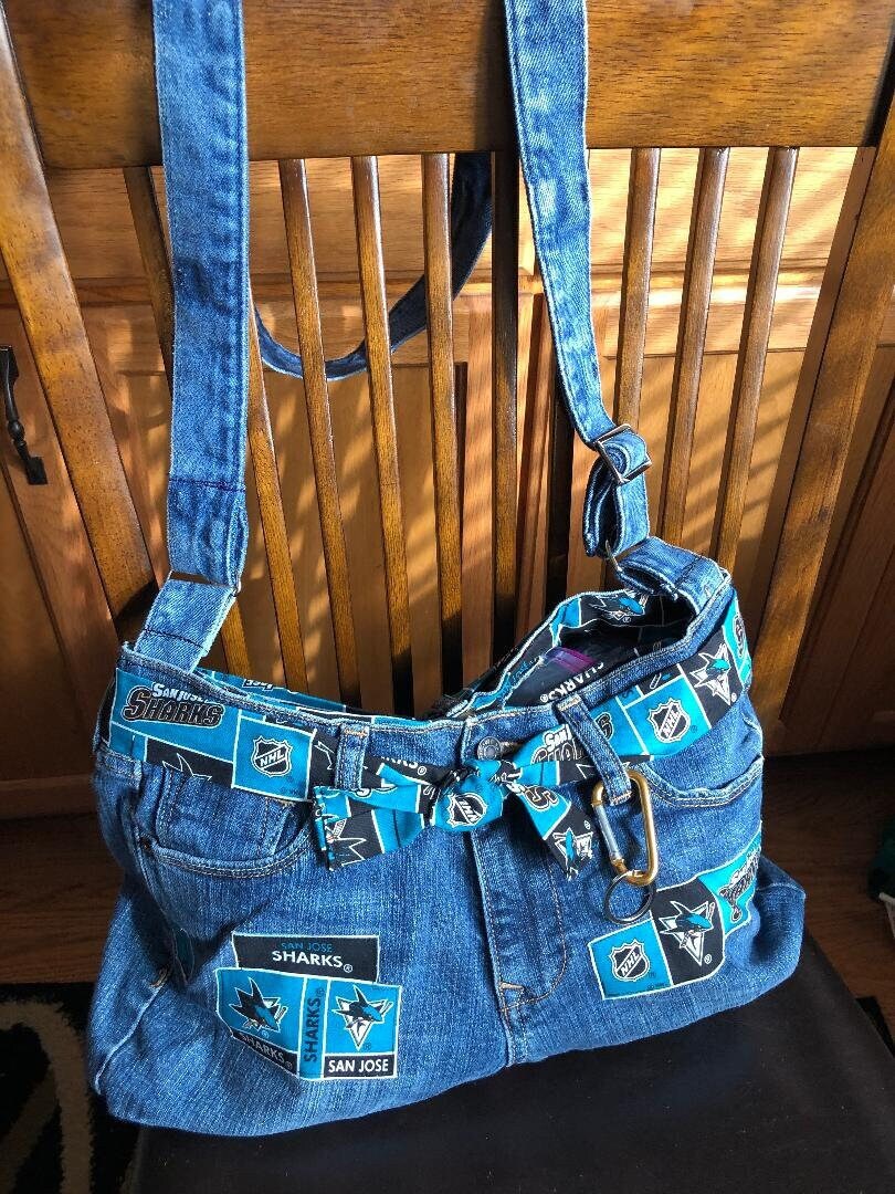 Upcycled Sharks Hockey Denim Geldbörse Verstellbarer Riemen, Karabiner Schlüsselanhänger Upcycled Sharks Hockey Denim Geldbörse Verstellbarer Riemen, Karabiner Schlüsselanhänger von JuliaLouiseShop
