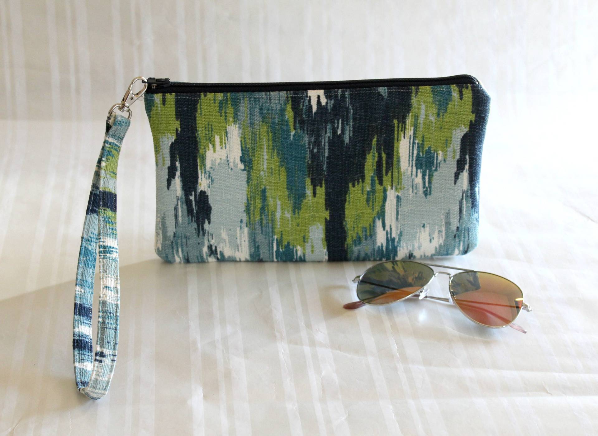 Armband Blau, Blau Ikat Reißverschluss Kupplung, Mäppchen, Sommer Blaue Wrislet Blau-Beutel, Lässige Handtasche, Geschenke Unter 20 von JuliaSherryDesigns