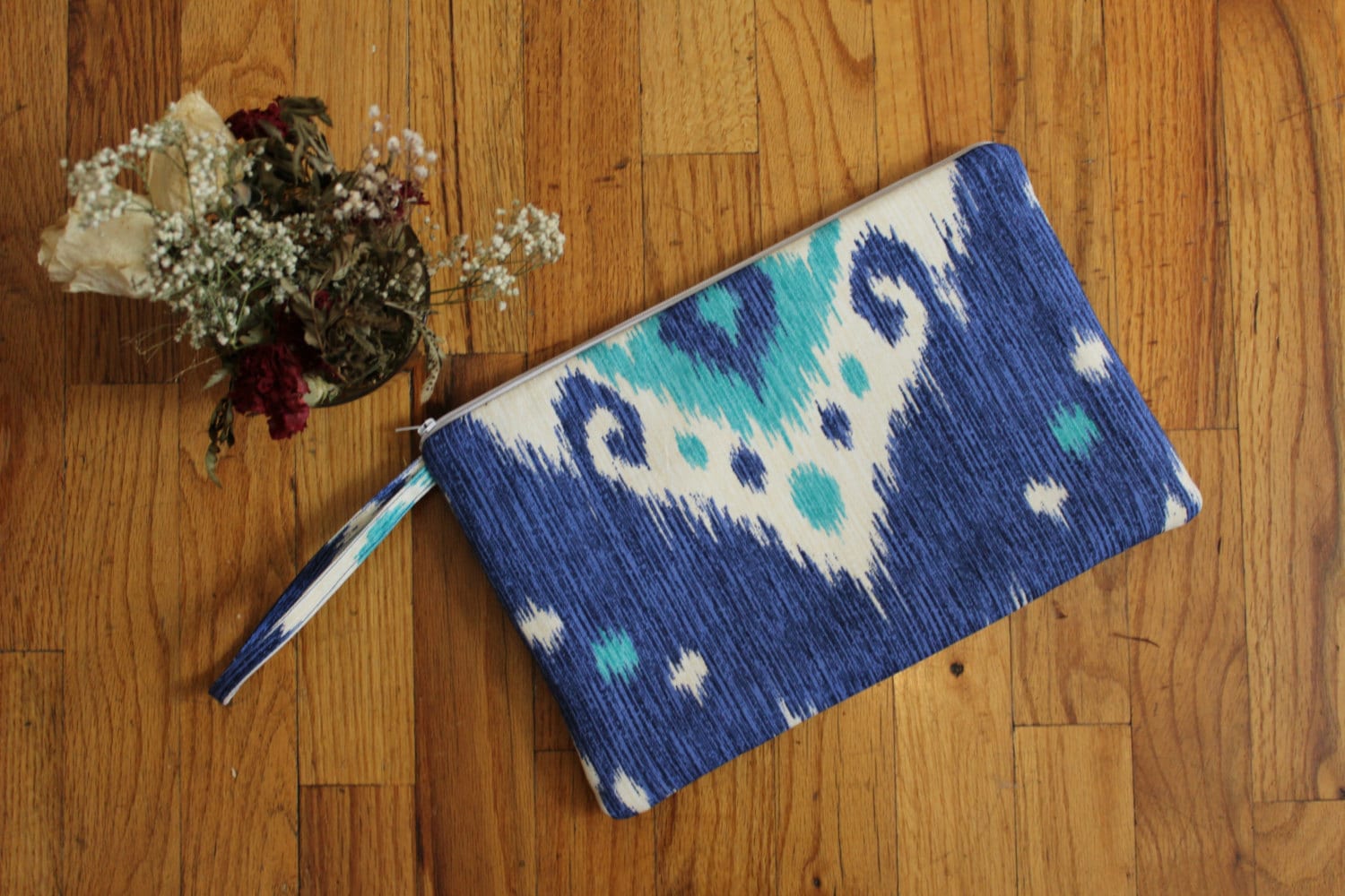 Blau, Ikat-Armband, Blau Weiß Kupplung, Mäppchen, Ikat-Kupplung, Blaue Wrislet, Reißverschluss Lässige Handtasche, Geschenke Für Sie von JuliaSherryDesigns