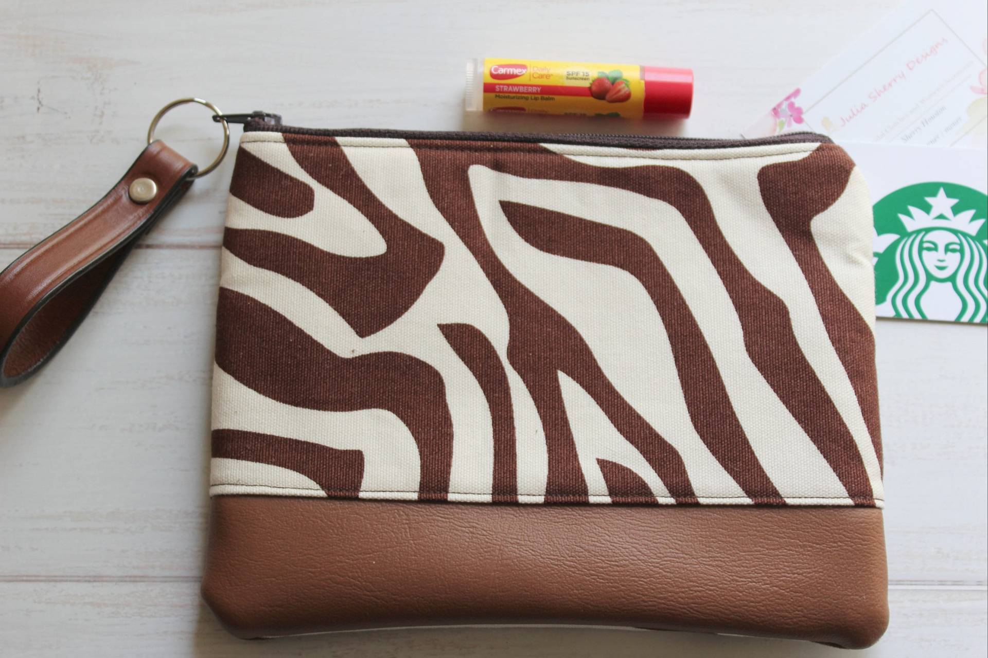 Mäppchen, Braune Clutch Mit Zebra Print Reißverschluss, Veganes Make-Up Täschchen, Lässige Tasche, Kosmetiktasche, Geschenke Für 20 von JuliaSherryDesigns