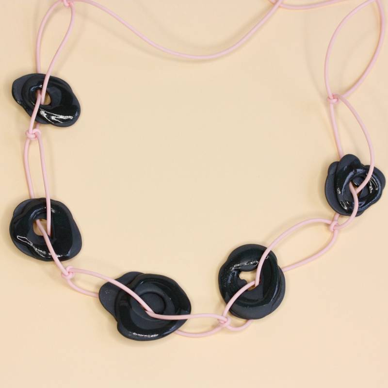 Porzellancollier in Schwarz Und Rosa Porzellancollier in Schwarz Und Rosa von JulianeBlank