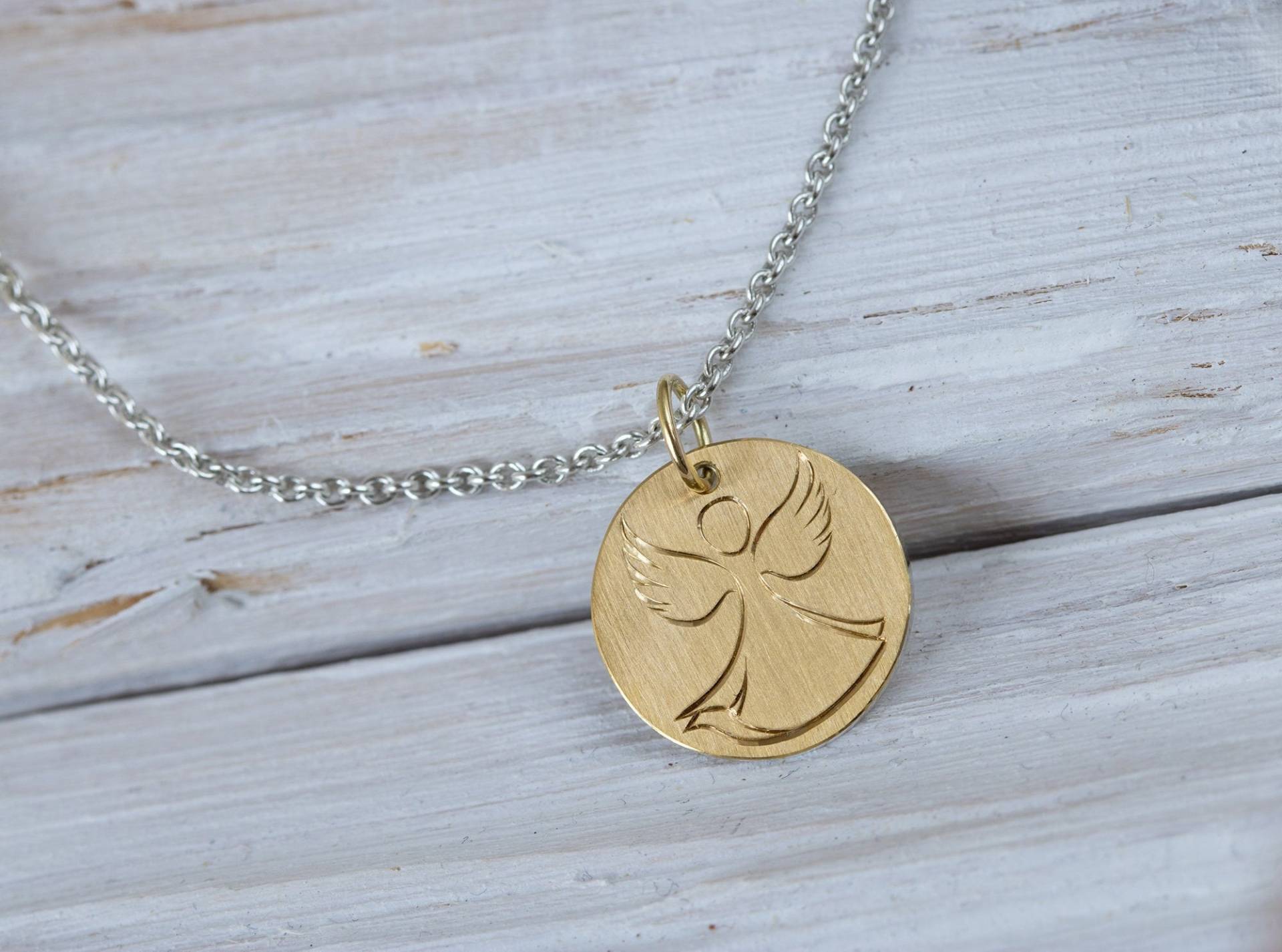 Anhänger Mit Engel Graviert Silberanhänger Feingold Handgravur Glänzend Handarbeit Gefertigt Von Goldschmied Klein Engelchen Schutzengel Anhänger Mit Engel Graviert Silberanhänger Feingold Handgravur Glänzend Handarbeit Gefertigt Von Goldschmied Klein Engelchen Schutzengel von GoldLinien