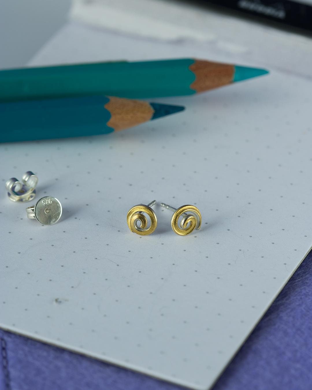 Ohrstecker, Ohrschmuck, Klein/Rund /Schlicht/ Kringel, Schnecke, Spirale in Silber Mit Feingold Auflage Handbearbeitet Einzelstück von GoldLinien