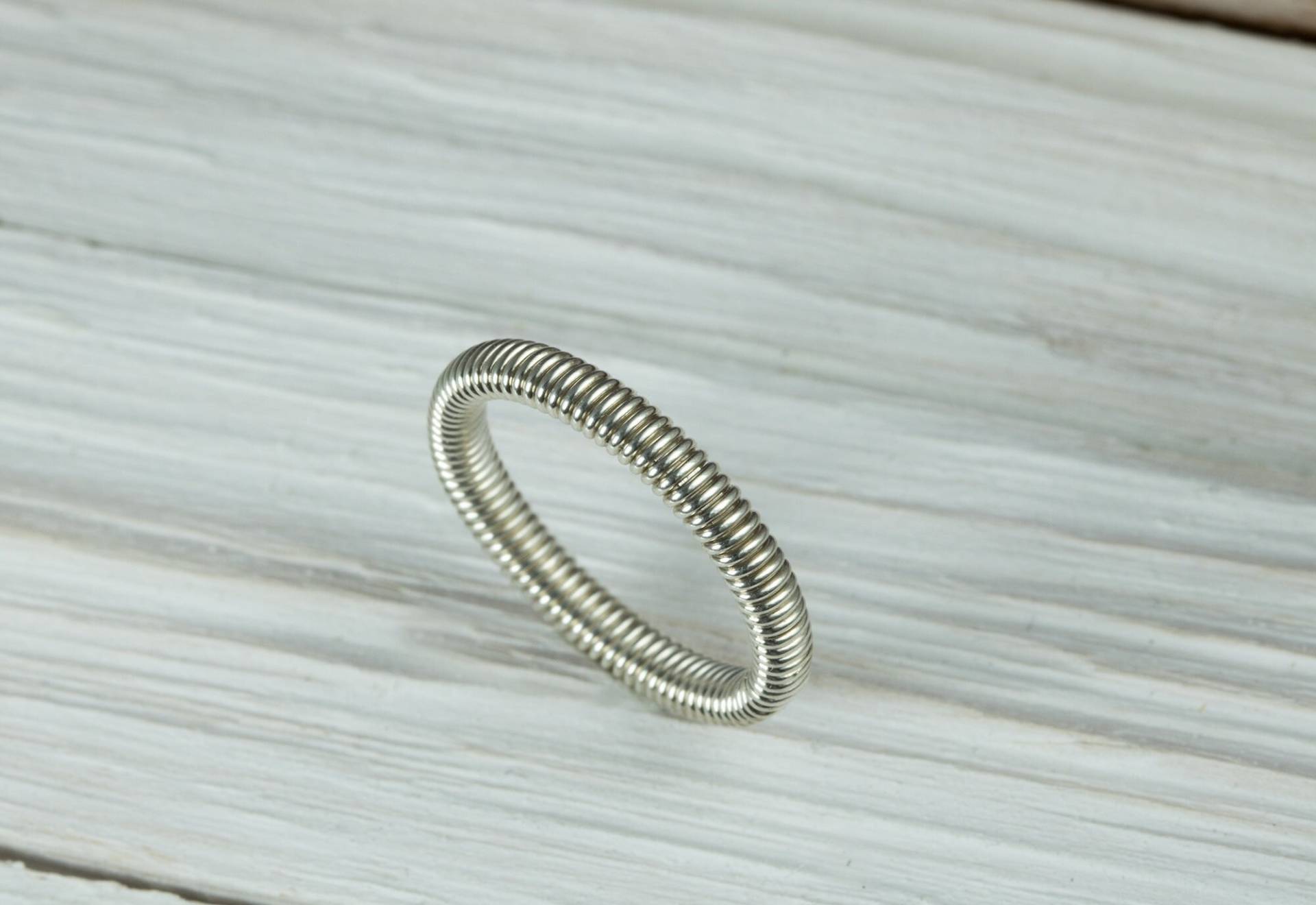 Ring Stapelring Schmaler Silberring Dünn Fein Aus Draht Gewickelter Vorsteckring in Silber Wickelring Mit Feiner Struktur Von Goldschmiedin von GoldLinien