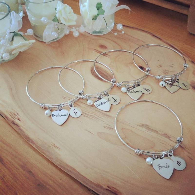 Braut Brautjungfern Initial Name Bettelarmbänder | Hochzeit Individuell Monogramm Silber Gold Rosegold Herz Schmuck Geschenk von JuliannaCreationsCo