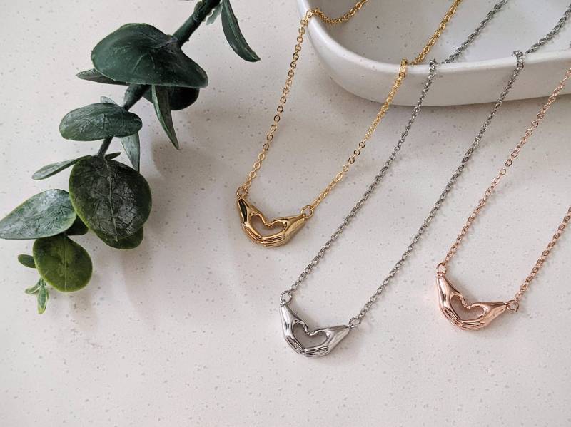 Herzförmige Hand Halsketten Silber Rose Gold Oder von JuliannaCreationsCo