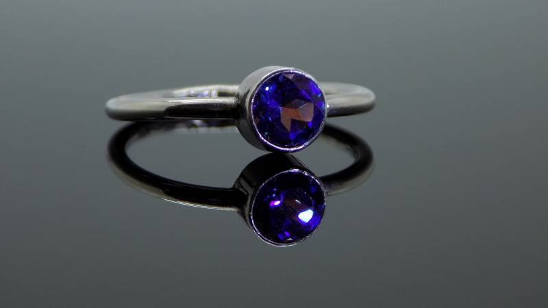 Facettierte Kaleidoskop Quarz Blau Und Lila Farbtönen Ring Facettierte Kaleidoskop Quarz Blau Und Lila Farbtönen Ring von JuliannaLockett