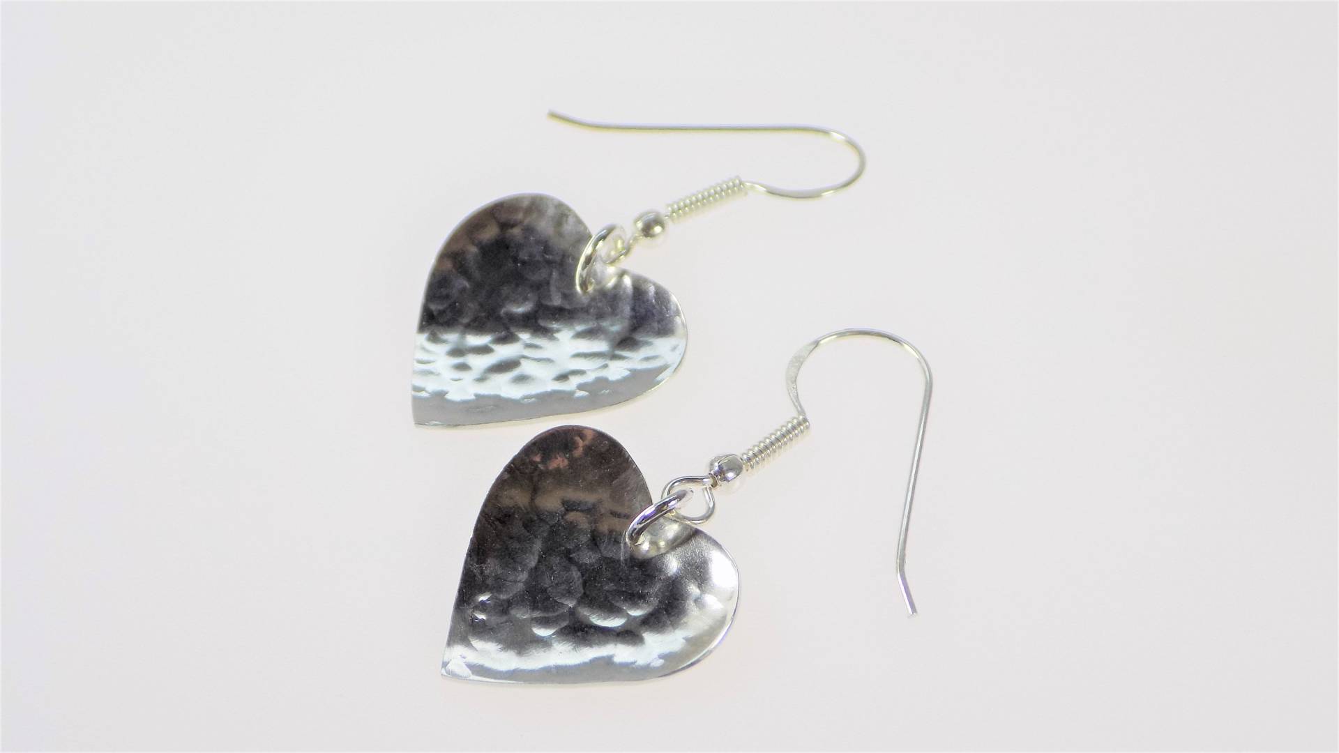 Gehämmert Herzen Sterling Silberohrringe Gehämmert Herzen Sterling Silberohrringe von JuliannaLockett