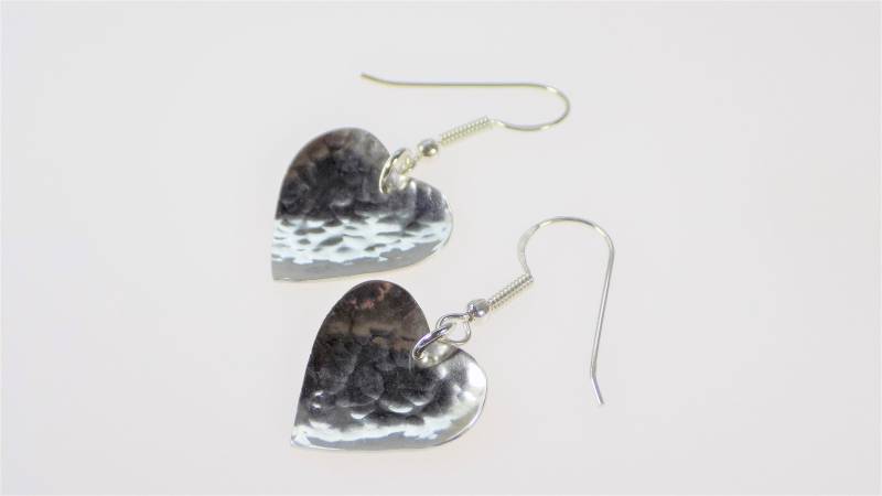 Gehämmert Herzen Sterling Silberohrringe Gehämmert Herzen Sterling Silberohrringe von JuliannaLockett