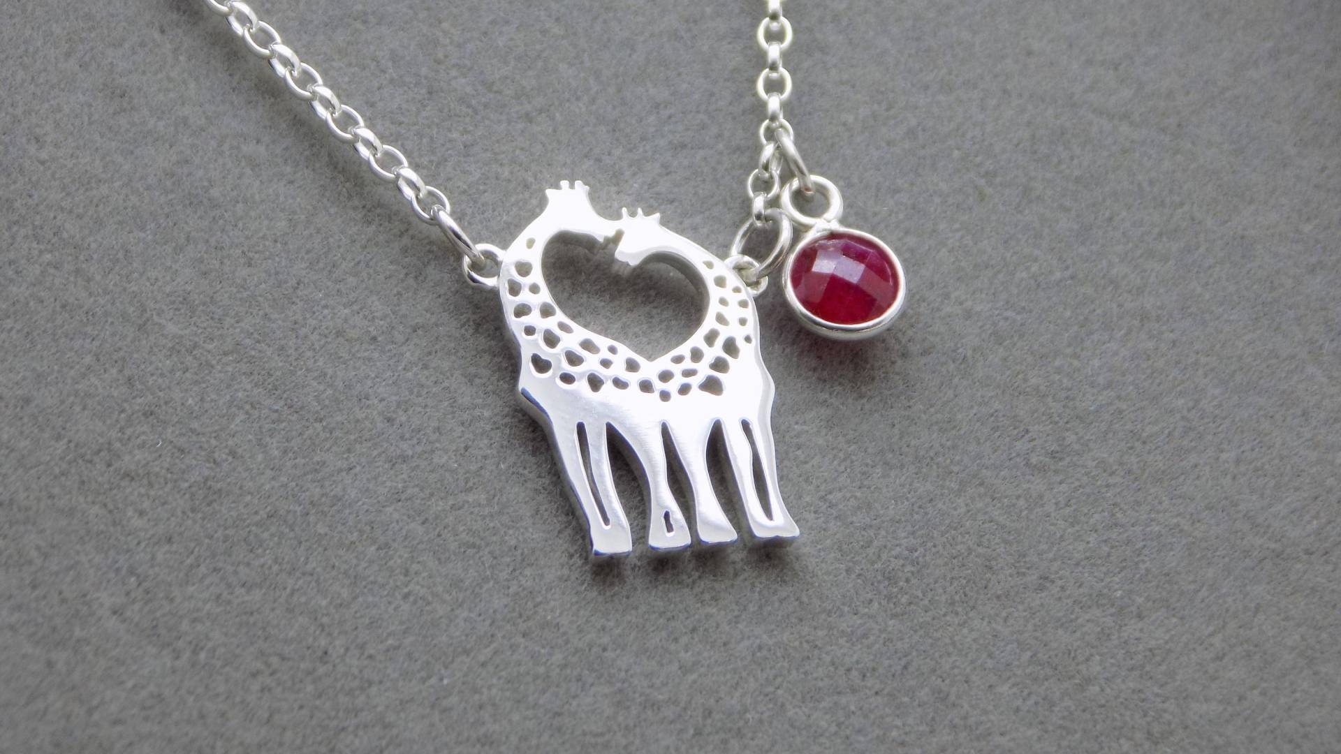 Giraffe Herz & Edelstein Charme Silber Halskette Giraffe Herz & Edelstein Charme Silber Halskette von JuliannaLockett