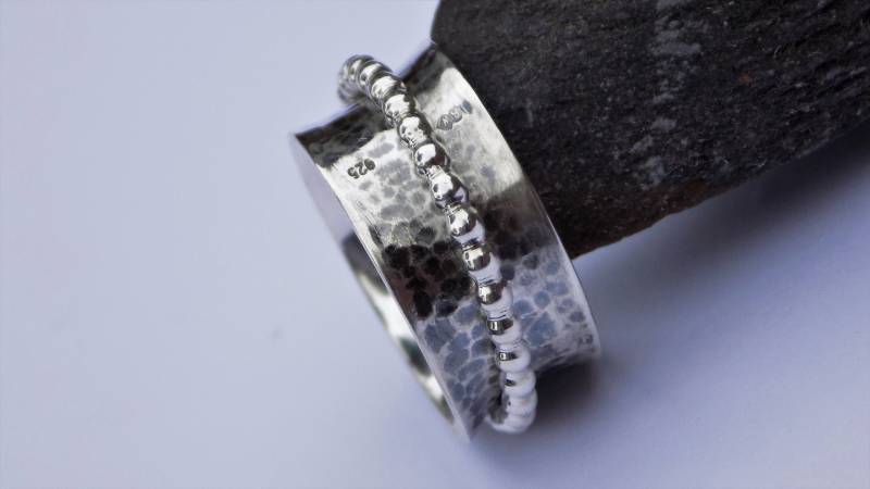 Silber Gehämmert Und Perlen Spinnerring Silber Gehämmert Und Perlen Spinnerring von JuliannaLockett