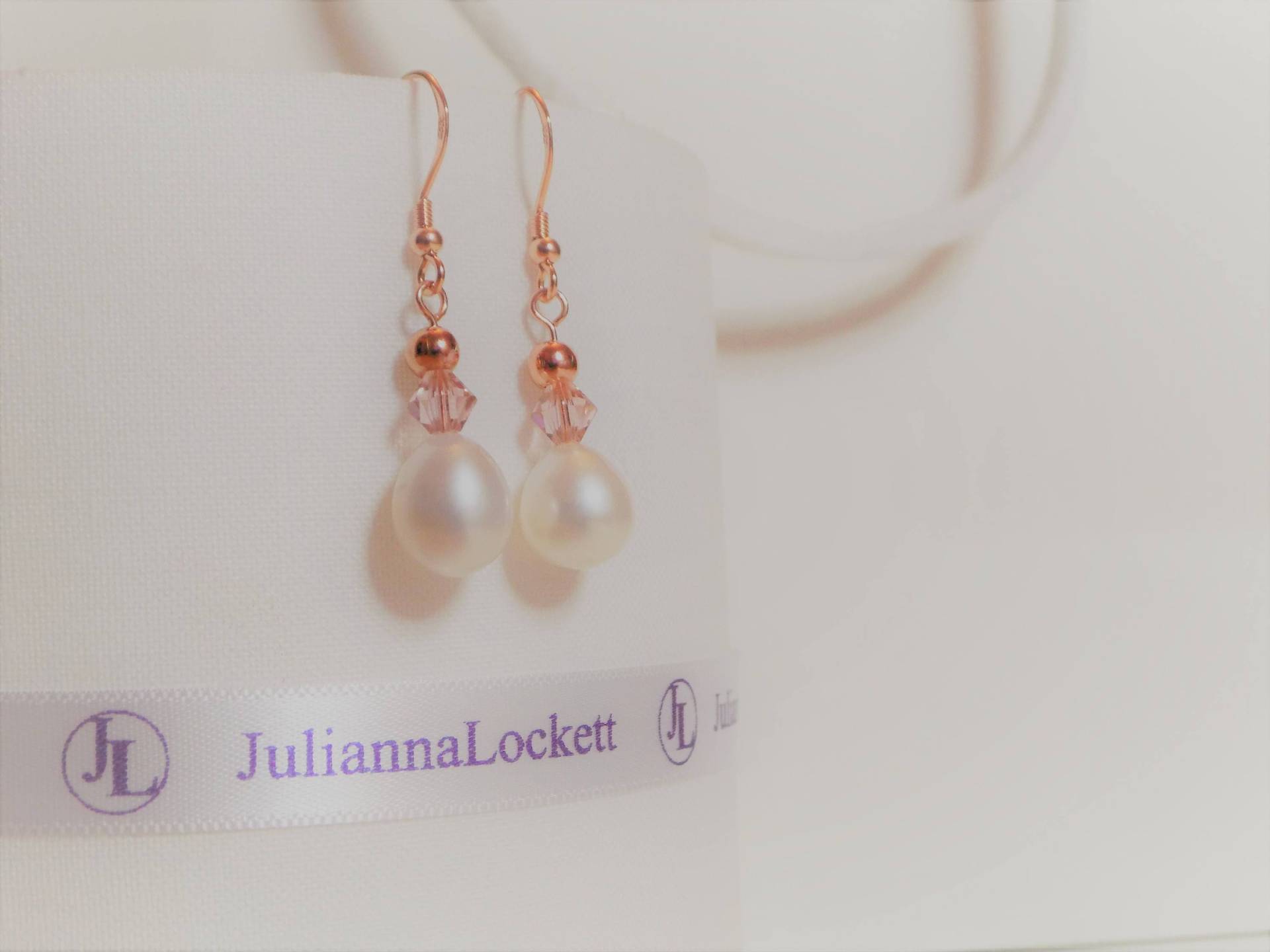 Süßwasser-Zuchtperlen & Kristallohrringe 925 Rose Vergoldet Süßwasser-Zuchtperlen & Kristallohrringe 925 Rose Vergoldet von JuliannaLockett