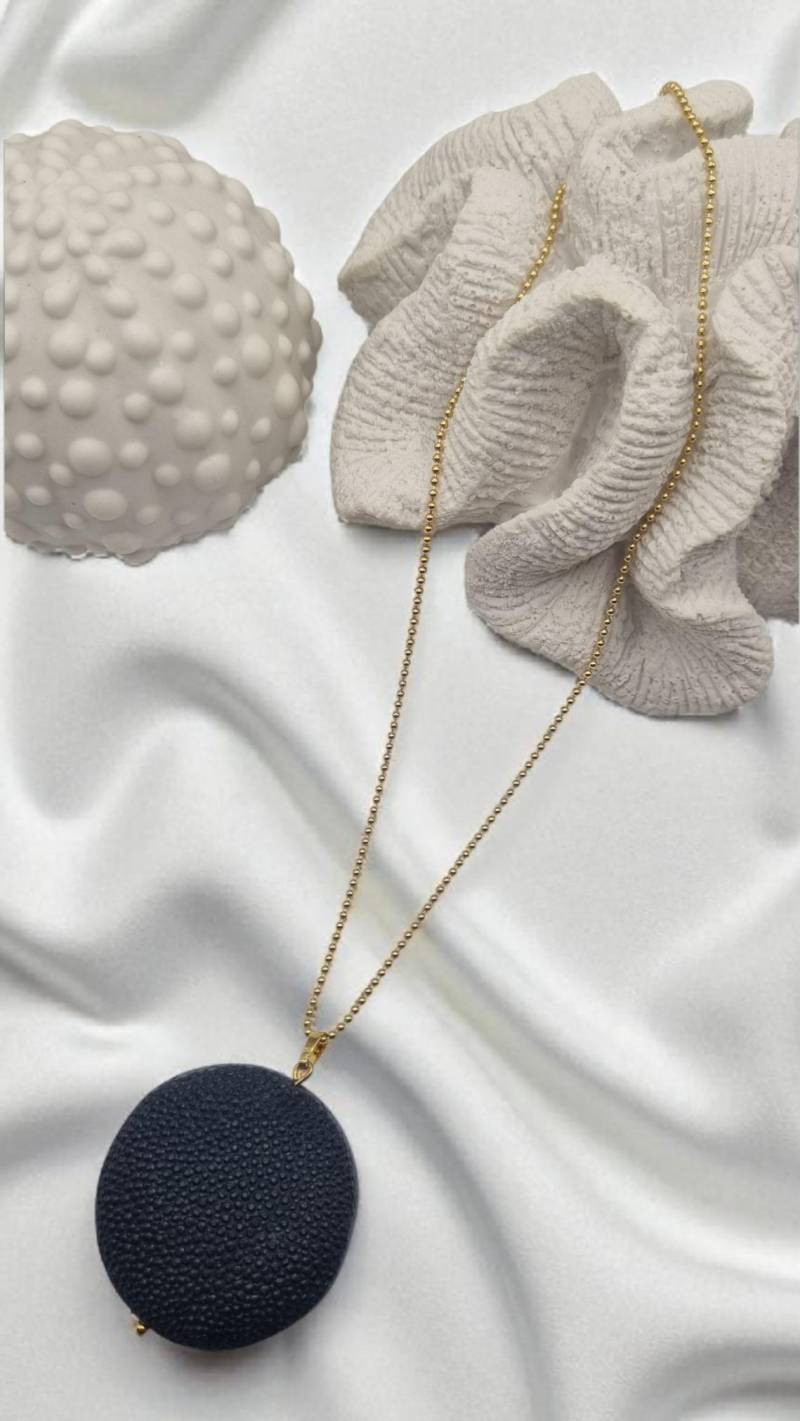 Anhänger Rochenleder Schwarz Linse Rund Mit 925 Sterling Silber Vergoldeter Langer Kugelkette von JuliasJewelryJJ