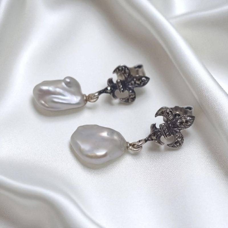 Fleur De Lis Lilien Ohrringe Ohrstecker Mit Markasit Und Echter Süßwasserperle Keshi in 925 Sterling Silber von JuliasJewelryJJ