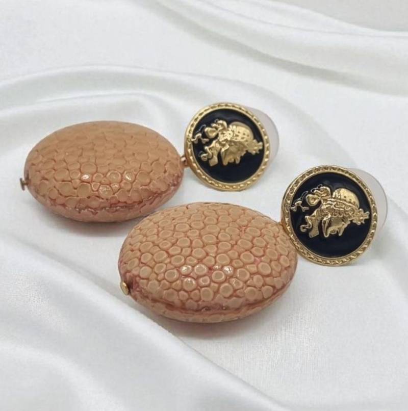 Ohrringe Ohrstecker Aus Echtem Rochenleder Beige Mit Münzen Vergoldet Und 925 Sterling Silber von JuliasJewelryJJ