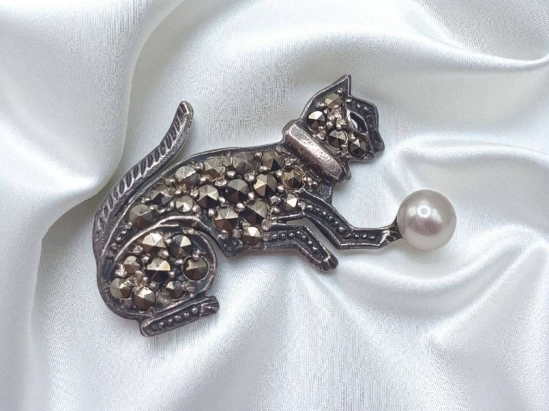 Vintage Brosche Katze Mit Echten Markasit Steinen Und Echter Süßwasserperle in 925 Sterling Silber von JuliasJewelryJJ