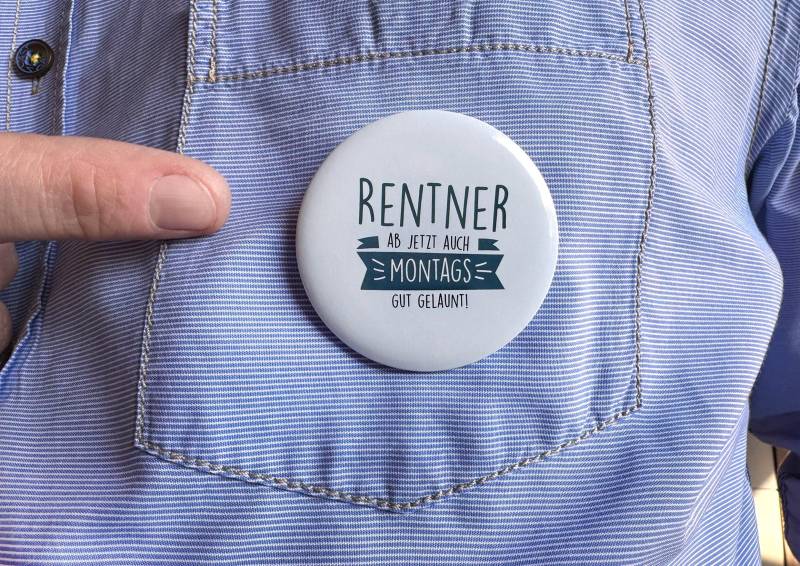 Witziges Mitbringsel Für Den Letzten Arbeitstag Button "Rentner - Ab Jetzt Auch Montags Gut Gelaunt" Witziges Mitbringsel Für Den Letzten Arbeitstag Button "Rentner - Ab Jetzt Auch Montags Gut Gelaunt" von JuliasManufaktur