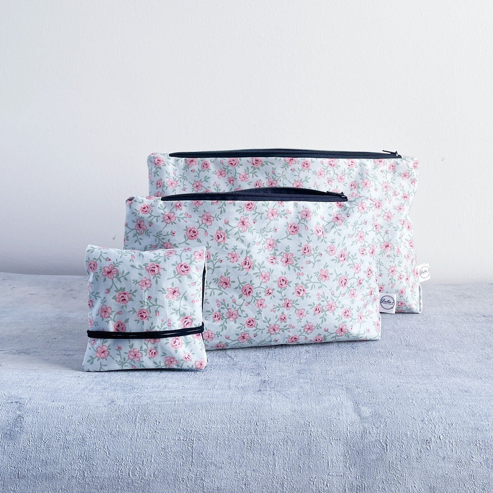Reise-Taschenset Wasserabweisend Rosenmuster - Kosmetiktasche Kulturbeutel Tea Time | in Drei Größen Reise-Taschenset Wasserabweisend Rosenmuster - Kosmetiktasche Kulturbeutel Tea Time | in Drei Größen von JuliasPatternPuzzle