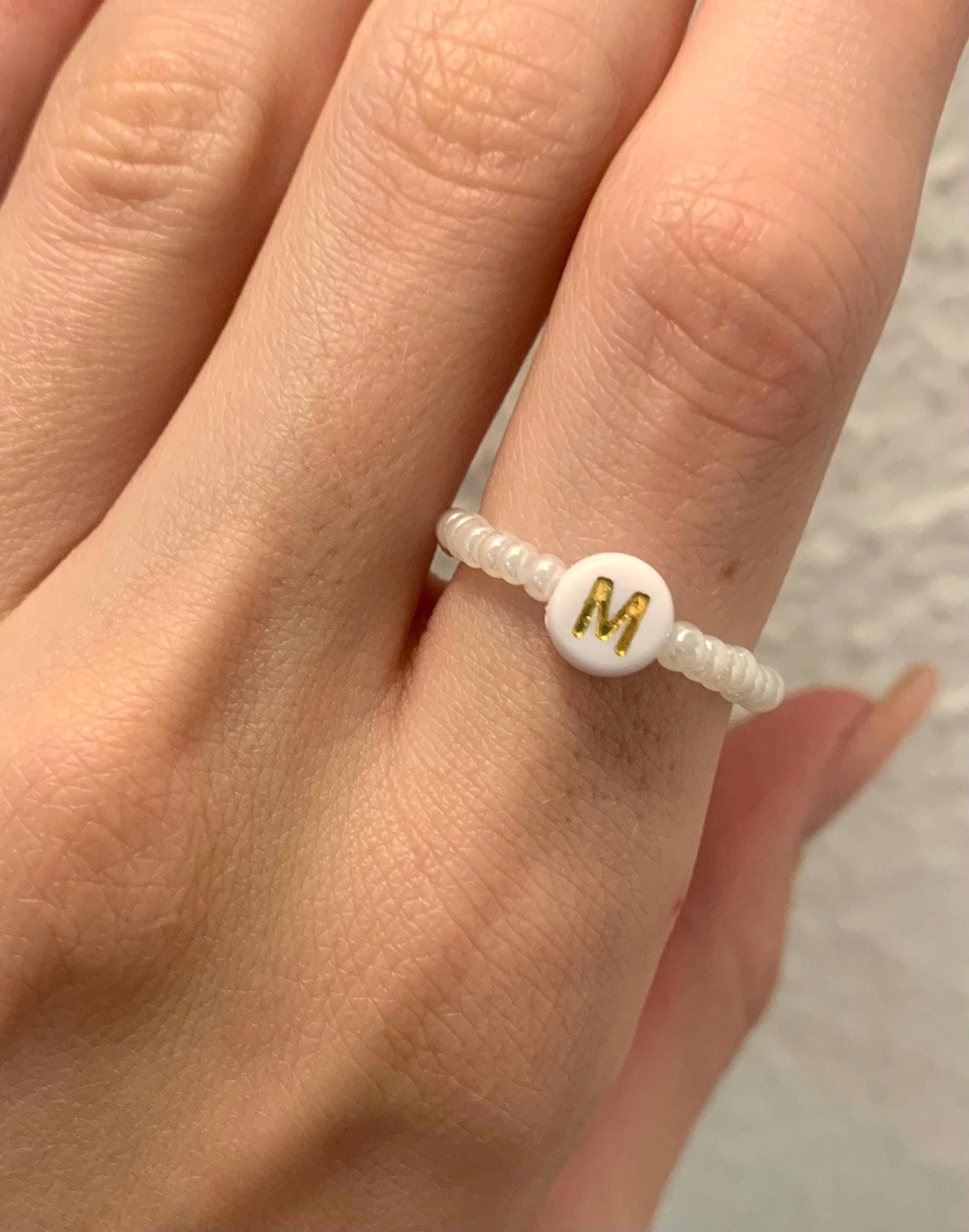 Personalisierter Buchstaben Ring, Perlen, Smiley, Herz, Geschenk Für Freundin, Mama, Gold, Weiß von JuliasSchmuckwerke