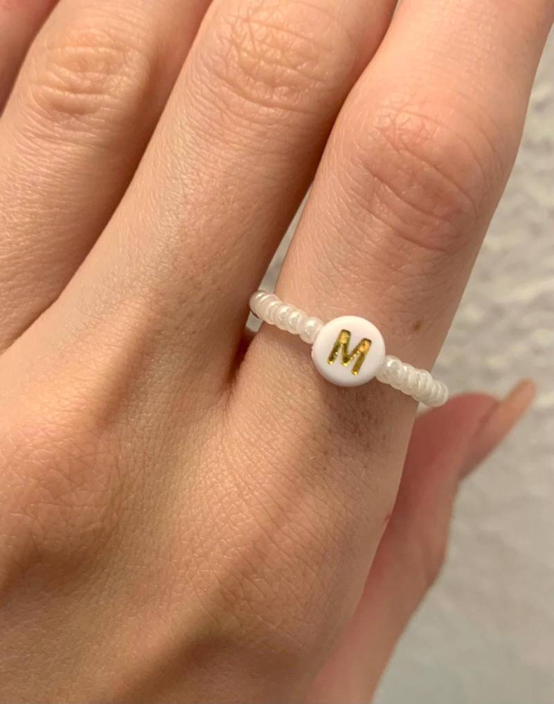Personalisierter Buchstaben Ring, Perlen, Smiley, Herz, Geschenk Für Freundin, Mama, Gold, Weiß von JuliasSchmuckwerke