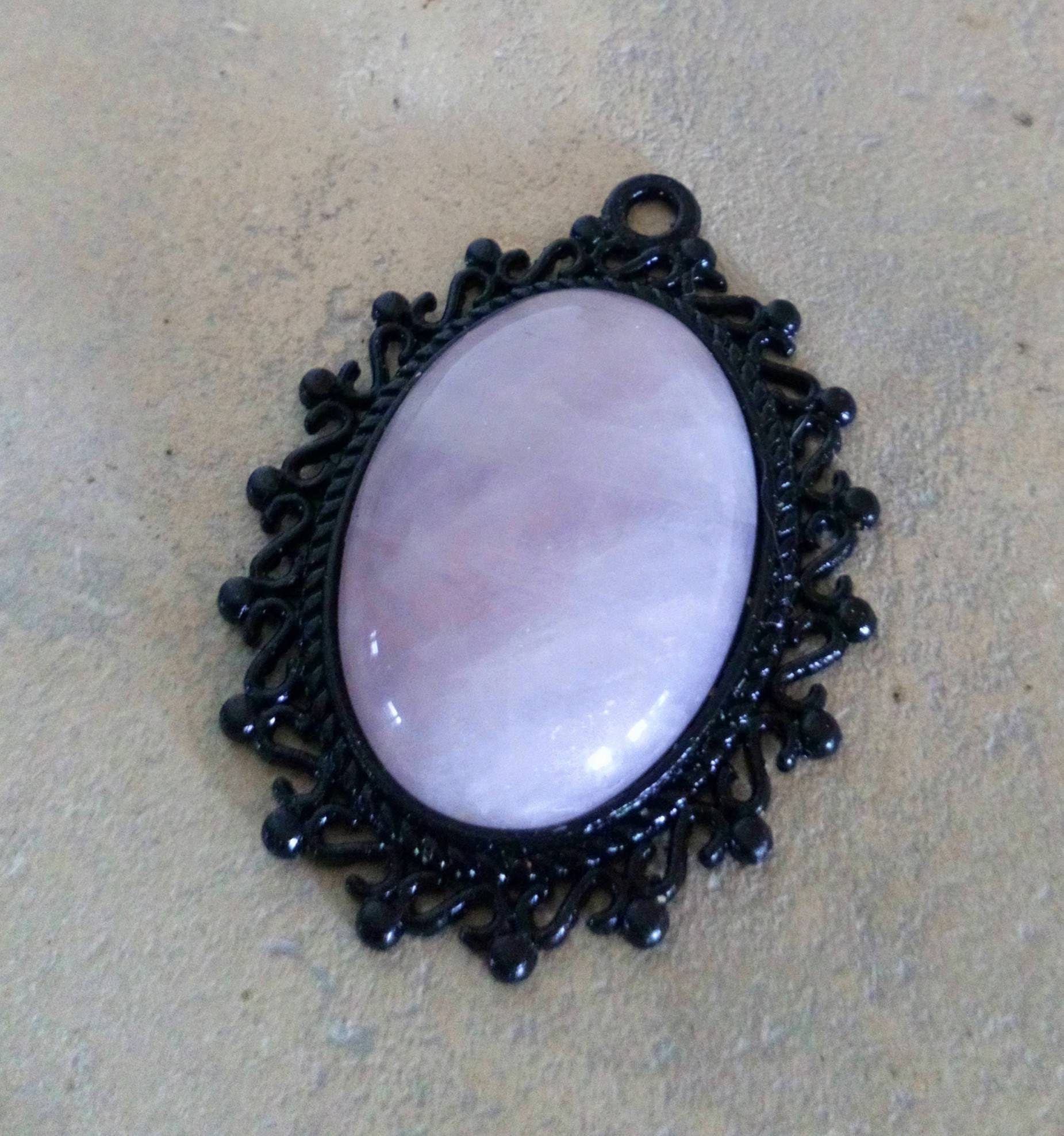 Anhänger "Rosenquarz" Schwarze Unterstützung von JulieAnneEsoteric