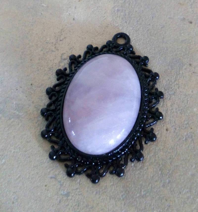 Anhänger "Rosenquarz" Schwarze Unterstützung Anhänger "Rosenquarz" Schwarze Unterstützung von JulieAnneEsoteric